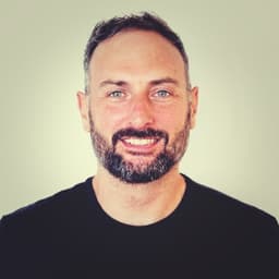 Niko Pavlou headshot